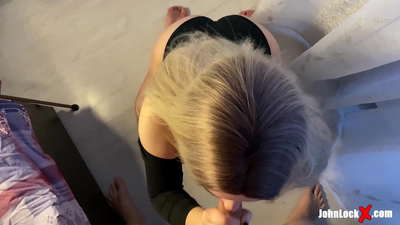 Pelirroja xuclant la polla i fot-la, fent-se semen al cul